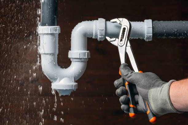 Professional Emergency Plumber technician working in Rosenberg, TX